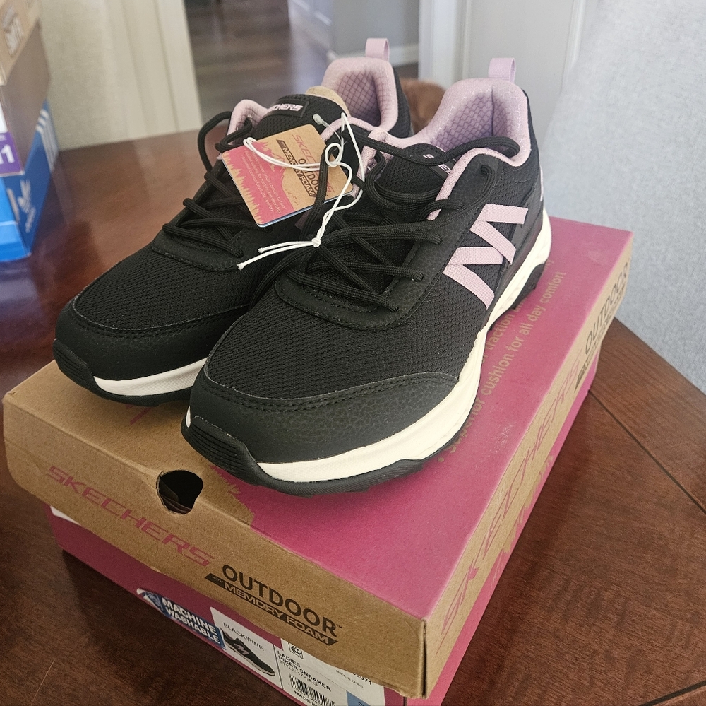 Skechers Outdoor Memory Foam Hiker Sneaker For Women Size 9